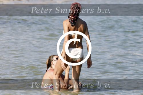 ibiza 28 juli 2015
Estelle Cruijff Joelle Gullit Lilly Becker met zoon Amadues Becker en een zoon uit een eerder huwelijk van Boris op het strand van Talamanca.