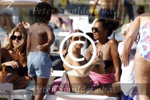 ibiza 28 juli 2015
Estelle Cruijff Joelle Gullit Lilly Becker met zoon Amadues Becker en een zoon uit een eerder huwelijk van Boris op het strand van Talamanca.