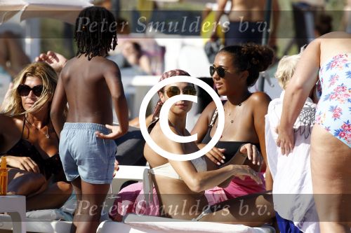 ibiza 28 juli 2015
Estelle Cruijff Joelle Gullit Lilly Becker met zoon Amadues Becker en een zoon uit een eerder huwelijk van Boris op het strand van Talamanca.