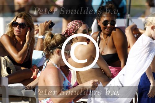 ibiza 28 juli 2015
Estelle Cruijff Joelle Gullit Lilly Becker met zoon Amadues Becker en een zoon uit een eerder huwelijk van Boris op het strand van Talamanca.