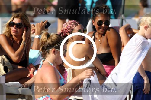 ibiza 28 juli 2015
Estelle Cruijff Joelle Gullit Lilly Becker met zoon Amadues Becker en een zoon uit een eerder huwelijk van Boris op het strand van Talamanca.