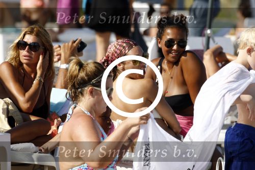 ibiza 28 juli 2015
Estelle Cruijff Joelle Gullit Lilly Becker met zoon Amadues Becker en een zoon uit een eerder huwelijk van Boris op het strand van Talamanca.