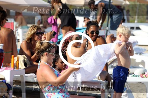 ibiza 28 juli 2015
Estelle Cruijff Joelle Gullit Lilly Becker met zoon Amadues Becker en een zoon uit een eerder huwelijk van Boris op het strand van Talamanca.