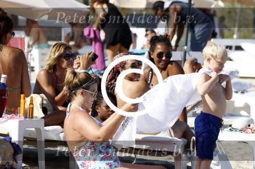 ibiza 28 juli 2015
Estelle Cruijff Joelle Gullit Lilly Becker met zoon Amadues Becker en een zoon uit een eerder huwelijk van Boris op het strand van Talamanca.