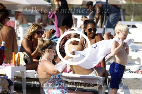 ibiza 28 juli 2015
Estelle Cruijff Joelle Gullit Lilly Becker met zoon Amadues Becker en een zoon uit een eerder huwelijk van Boris op het strand van Talamanca.