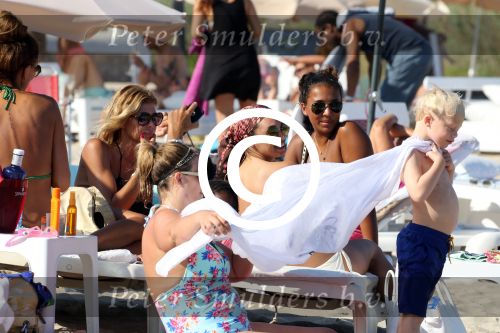 ibiza 28 juli 2015
Estelle Cruijff Joelle Gullit Lilly Becker met zoon Amadues Becker en een zoon uit een eerder huwelijk van Boris op het strand van Talamanca.