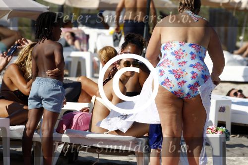 ibiza 28 juli 2015
Estelle Cruijff Joelle Gullit Lilly Becker met zoon Amadues Becker en een zoon uit een eerder huwelijk van Boris op het strand van Talamanca.