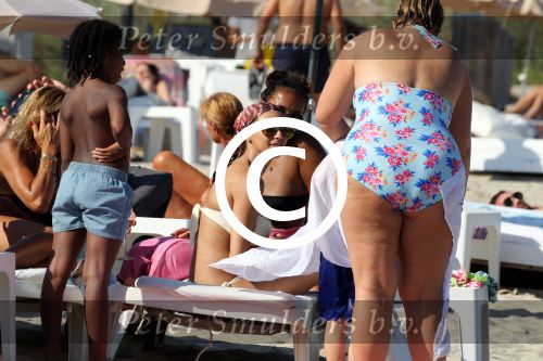 ibiza 28 juli 2015
Estelle Cruijff Joelle Gullit Lilly Becker met zoon Amadues Becker en een zoon uit een eerder huwelijk van Boris op het strand van Talamanca.