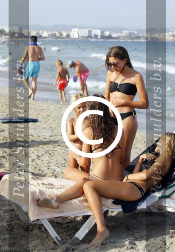 ibiza 29 juli 2015
Wendy v Dijk met Sem Lizzy haar moeder en man Erland Galjaard en zijn kinderen uit eerste huwelijk op strand van Coco beach. Herman den Blijker zijn zoon en vrouw alsmede John Ewbank dochter Day en Kelly Weekers zijn ook aanwezig