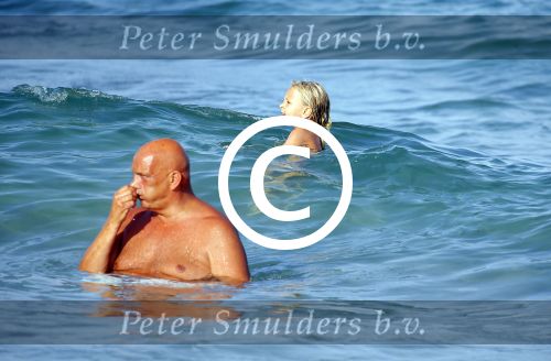 ibiza 29 juli 2015
Wendy v Dijk met Sem Lizzy haar moeder en man Erland Galjaard en zijn kinderen uit eerste huwelijk op strand van Coco beach. Herman den Blijker zijn zoon en vrouw alsmede John Ewbank dochter Day en Kelly Weekers zijn ook aanwezig