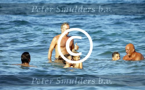 ibiza 29 juli 2015
Wendy v Dijk met Sem Lizzy haar moeder en man Erland Galjaard en zijn kinderen uit eerste huwelijk op strand van Coco beach. Herman den Blijker zijn zoon en vrouw alsmede John Ewbank dochter Day en Kelly Weekers zijn ook aanwezig