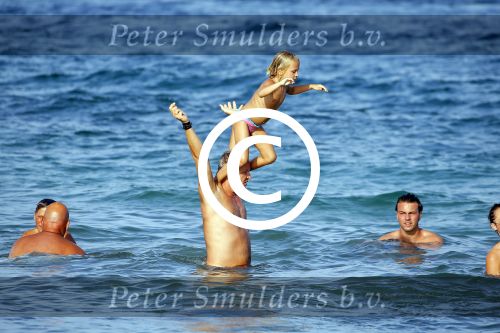 ibiza 29 juli 2015
Wendy v Dijk met Sem Lizzy haar moeder en man Erland Galjaard en zijn kinderen uit eerste huwelijk op strand van Coco beach. Herman den Blijker zijn zoon en vrouw alsmede John Ewbank dochter Day en Kelly Weekers zijn ook aanwezig