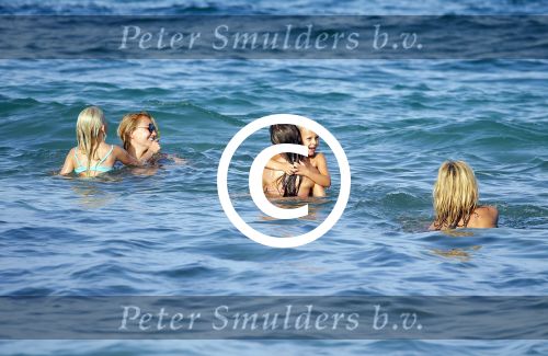 ibiza 29 juli 2015
Wendy v Dijk met Sem Lizzy haar moeder en man Erland Galjaard en zijn kinderen uit eerste huwelijk op strand van Coco beach. Herman den Blijker zijn zoon en vrouw alsmede John Ewbank dochter Day en Kelly Weekers zijn ook aanwezig