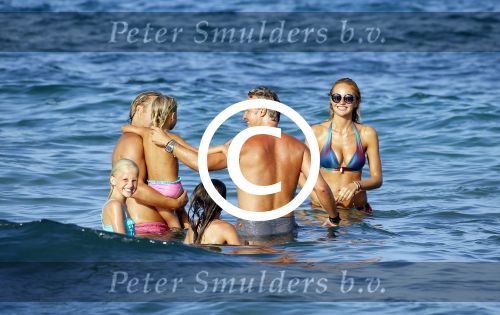 ibiza 29 juli 2015
Wendy v Dijk met Sem Lizzy haar moeder en man Erland Galjaard en zijn kinderen uit eerste huwelijk op strand van Coco beach. Herman den Blijker zijn zoon en vrouw alsmede John Ewbank dochter Day en Kelly Weekers zijn ook aanwezig