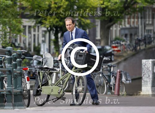 Amsterdam 10 augustus 2015
Lodewijk Asscher en zijn vrouw Jildau Pinau op de bakfiets in amsterdam.