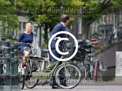 Amsterdam 10 augustus 2015
Lodewijk Asscher en zijn vrouw Jildau Pinau op de bakfiets in amsterdam.