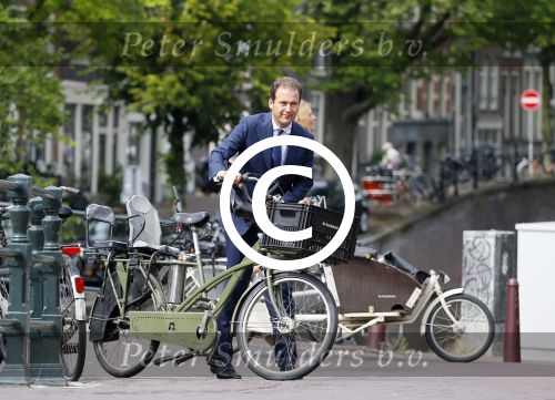 Amsterdam 10 augustus 2015
Lodewijk Asscher en zijn vrouw Jildau Pinau op de bakfiets in amsterdam.