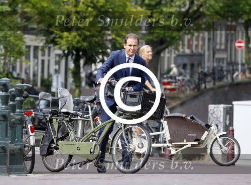 Amsterdam 10 augustus 2015
Lodewijk Asscher en zijn vrouw Jildau Pinau op de bakfiets in amsterdam.