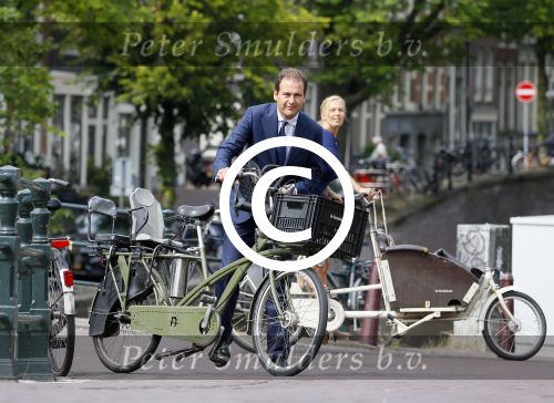 Amsterdam 10 augustus 2015
Lodewijk Asscher en zijn vrouw Jildau Pinau op de bakfiets in amsterdam.