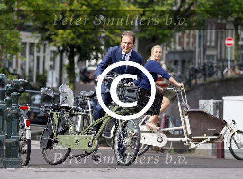 Amsterdam 10 augustus 2015
Lodewijk Asscher en zijn vrouw Jildau Pinau op de bakfiets in amsterdam.