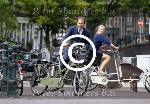 Amsterdam 10 augustus 2015
Lodewijk Asscher en zijn vrouw Jildau Pinau op de bakfiets in amsterdam.