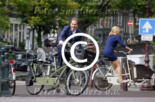 Amsterdam 10 augustus 2015
Lodewijk Asscher en zijn vrouw Jildau Pinau op de bakfiets in amsterdam.