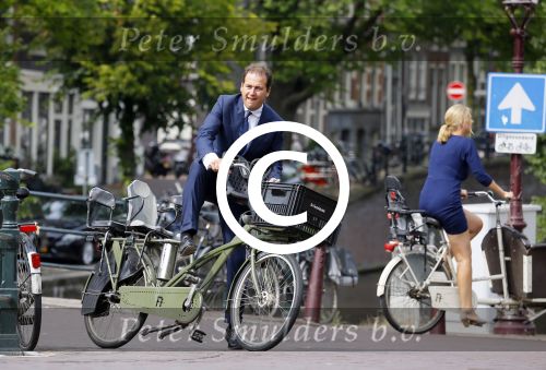 Amsterdam 10 augustus 2015
Lodewijk Asscher en zijn vrouw Jildau Pinau op de bakfiets in amsterdam.