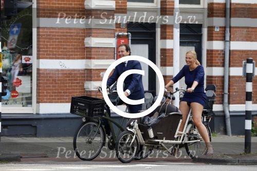 Amsterdam 10 augustus 2015
Lodewijk Asscher en zijn vrouw Jildau Pinau op de bakfiets in amsterdam.