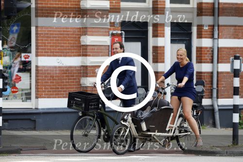 Amsterdam 10 augustus 2015
Lodewijk Asscher en zijn vrouw Jildau Pinau op de bakfiets in amsterdam.