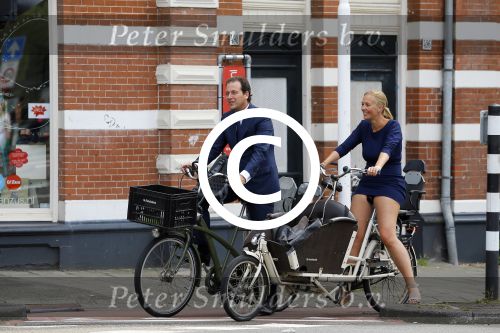Amsterdam 10 augustus 2015
Lodewijk Asscher en zijn vrouw Jildau Pinau op de bakfiets in amsterdam.