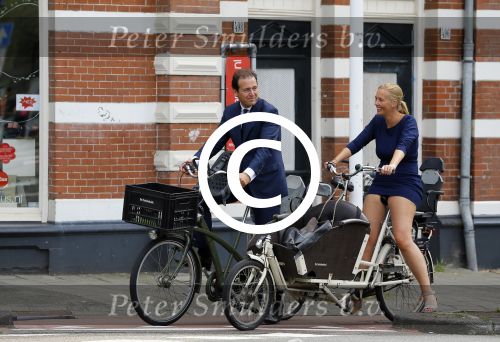 Amsterdam 10 augustus 2015
Lodewijk Asscher en zijn vrouw Jildau Pinau op de bakfiets in amsterdam.
