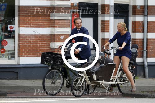 Amsterdam 10 augustus 2015
Lodewijk Asscher en zijn vrouw Jildau Pinau op de bakfiets in amsterdam.