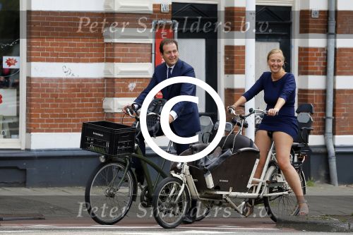 Amsterdam 10 augustus 2015
Lodewijk Asscher en zijn vrouw Jildau Pinau op de bakfiets in amsterdam.