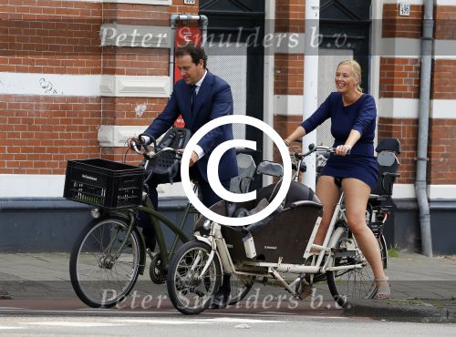 Amsterdam 10 augustus 2015
Lodewijk Asscher en zijn vrouw Jildau Pinau op de bakfiets in amsterdam.