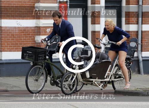 Amsterdam 10 augustus 2015
Lodewijk Asscher en zijn vrouw Jildau Pinau op de bakfiets in amsterdam.
