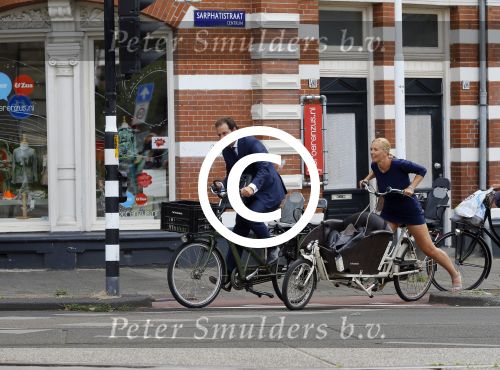 Amsterdam 10 augustus 2015
Lodewijk Asscher en zijn vrouw Jildau Pinau op de bakfiets in amsterdam.