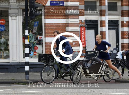 Amsterdam 10 augustus 2015
Lodewijk Asscher en zijn vrouw Jildau Pinau op de bakfiets in amsterdam.