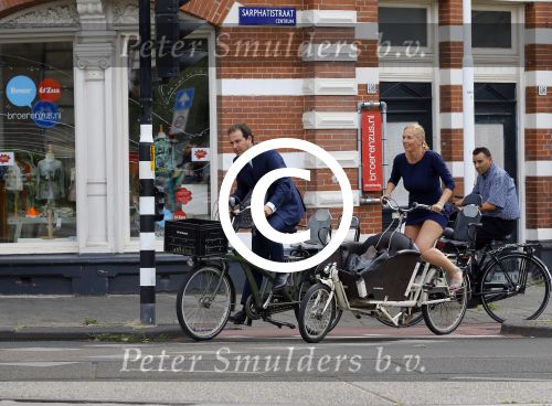 Amsterdam 10 augustus 2015
Lodewijk Asscher en zijn vrouw Jildau Pinau op de bakfiets in amsterdam.