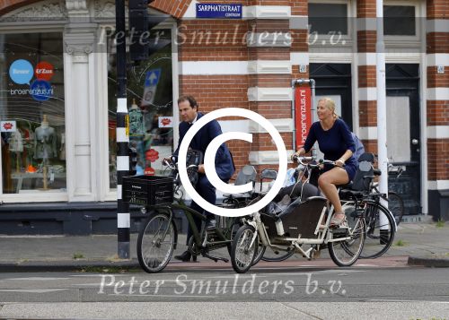 Amsterdam 10 augustus 2015
Lodewijk Asscher en zijn vrouw Jildau Pinau op de bakfiets in amsterdam.