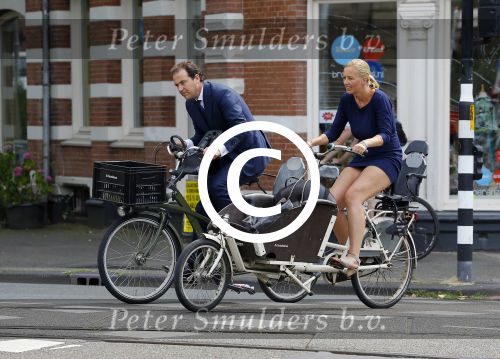 Amsterdam 10 augustus 2015
Lodewijk Asscher en zijn vrouw Jildau Pinau op de bakfiets in amsterdam.