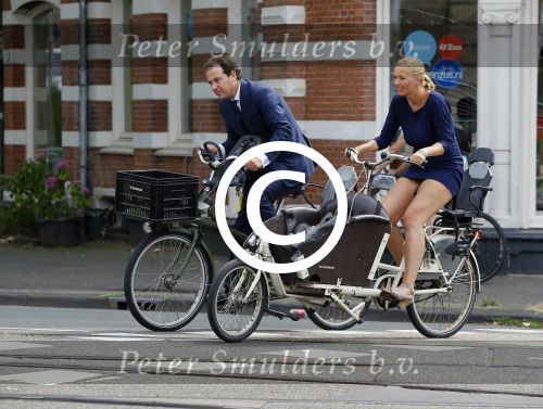 Amsterdam 10 augustus 2015
Lodewijk Asscher en zijn vrouw Jildau Pinau op de bakfiets in amsterdam.
