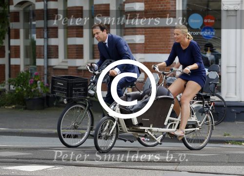 Amsterdam 10 augustus 2015
Lodewijk Asscher en zijn vrouw Jildau Pinau op de bakfiets in amsterdam.