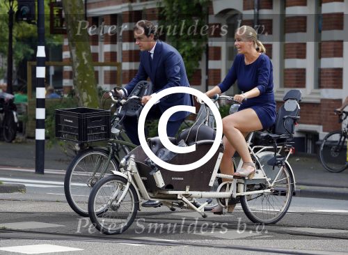 Amsterdam 10 augustus 2015
Lodewijk Asscher en zijn vrouw Jildau Pinau op de bakfiets in amsterdam.