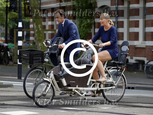 Amsterdam 10 augustus 2015
Lodewijk Asscher en zijn vrouw Jildau Pinau op de bakfiets in amsterdam.