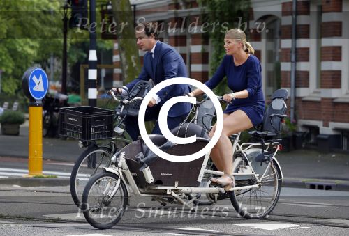 Amsterdam 10 augustus 2015
Lodewijk Asscher en zijn vrouw Jildau Pinau op de bakfiets in amsterdam.
