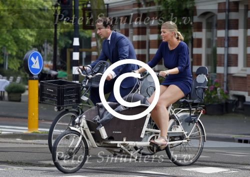 Amsterdam 10 augustus 2015
Lodewijk Asscher en zijn vrouw Jildau Pinau op de bakfiets in amsterdam.