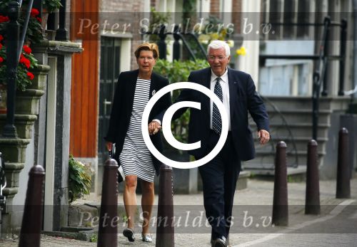 Amsterdam 10 augustus 2015     
Joop Daalmeijer en Maartje v Weegen wachten op de tram.