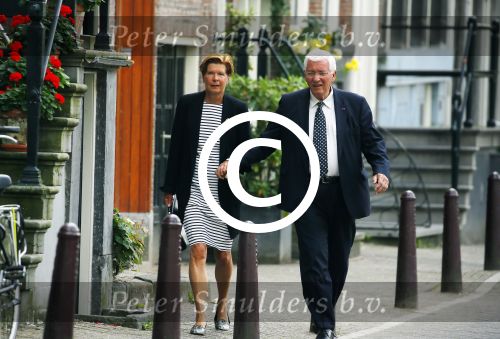 Amsterdam 10 augustus 2015     
Joop Daalmeijer en Maartje v Weegen wachten op de tram.