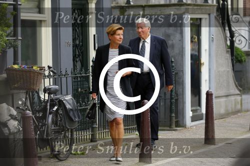 Amsterdam 10 augustus 2015     
Joop Daalmeijer en Maartje v Weegen wachten op de tram.