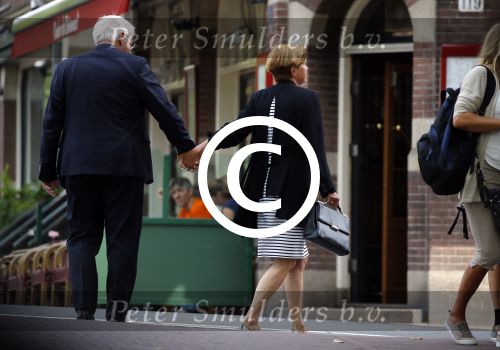 Amsterdam 10 augustus 2015     
Joop Daalmeijer en Maartje v Weegen wachten op de tram.